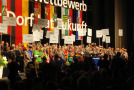 Abordnungen aller Dörfer des Bundesentscheides 2013 auf der Bühne. (Foto: Gerhard Reichelsdorfer)