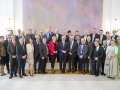 Gruppenbild mit Herrn Ludwig Weigand, dem 2. Bürgermeister von Iphofen (Stadtteil Hellmitzheim). Quelle: BMEL/Photothek/Trutschel