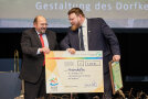 Die Vertreter des Gewinnerdorfes mit der Ukrunde auf der Bühne.