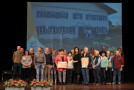 Gruppenbild der Bronzegewinner aus Wald auf der Bühne mit Staatsministerin Michaela Kaniber