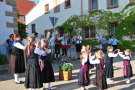 Trachtengruppe der Gemeinde Pfofeld bei ihrer Aufführung.