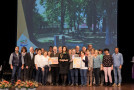 Gruppenbild der Bronzegewinner aus Binzwangen auf der Bühne mit Staatsministerin Michaela Kaniber