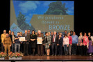 Gruppenbild der Bronzegewinner aus Issigau auf der Bühne mit Staatsministerin Michaela Kaniber