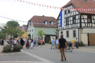 Geschmückte und begrünte Dorfstraße in Geldersheim.